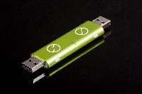 2台の PC の USB ポートに接続するだけで、安全なファイル共有を利用できるファイル共有アダプタ
