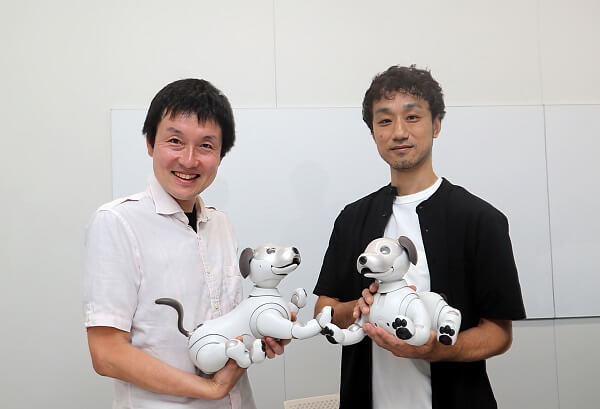 写真右から、「aibo」のソフトウェア開発を担当しているソニーグループ株式会社 事業開発プラットフォーム 事業開発部門  AIロボティクス設計部 統括課長・望月大介氏と同部の村松直矢氏