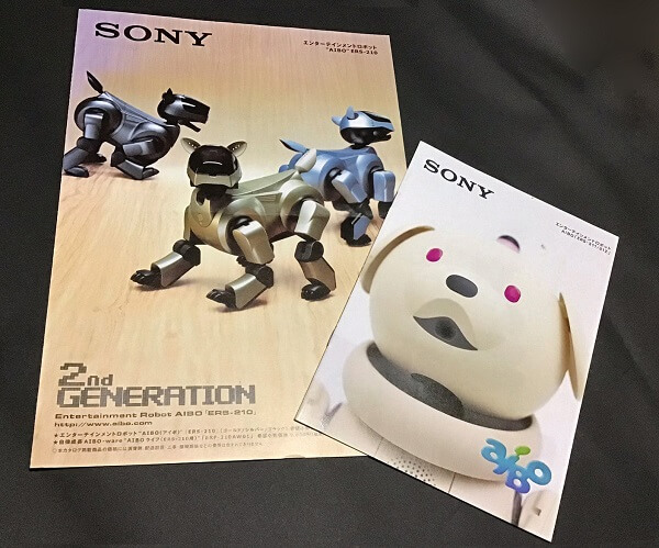 写真左より、2000年に発売された「AIBO」第2世代（ERS-210）、2001年に発売された第4世代（ERS-311／愛称「ラッテ」）のカタログ（著者所有）